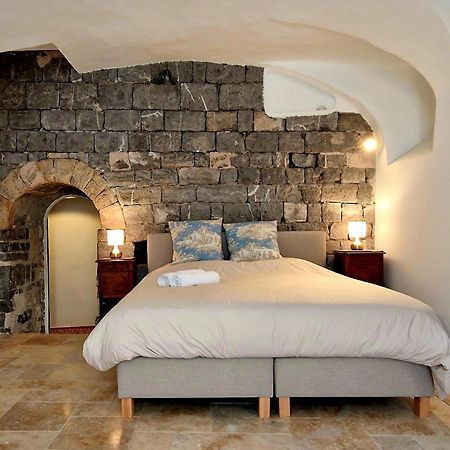 アンデューズ La Tour De Pezene Bed & Breakfast エクステリア 写真