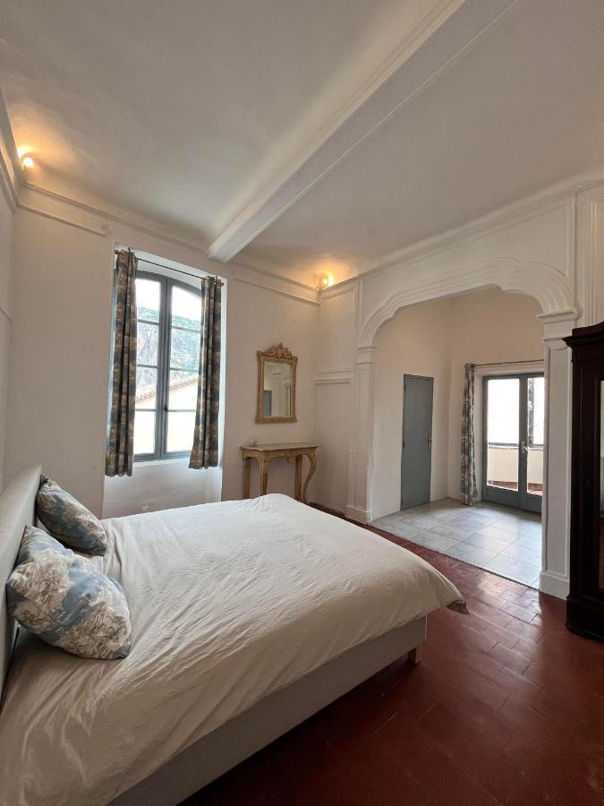 アンデューズ La Tour De Pezene Bed & Breakfast エクステリア 写真