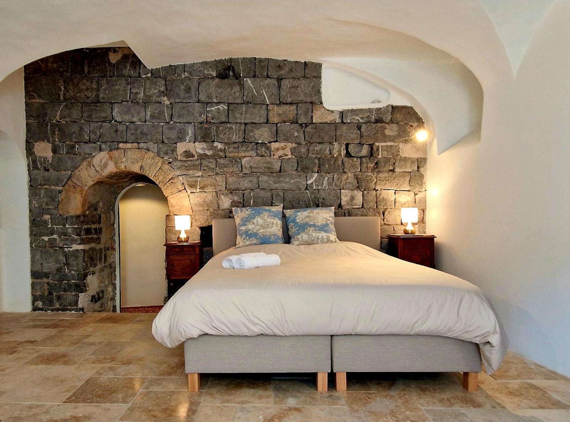 アンデューズ La Tour De Pezene Bed & Breakfast エクステリア 写真